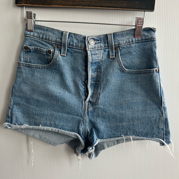 28 LEVI’S Ribcage Shorts - Picture 7 of 7